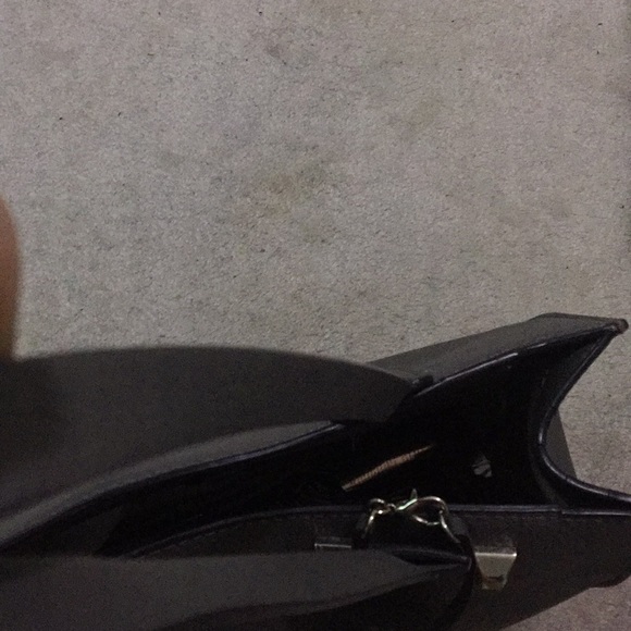 Guess purse! - Picture 3 of 3